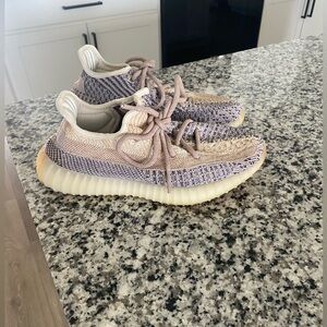 Yeezy shoes (no box)